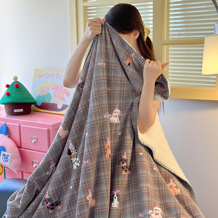 91家纺网 家纺一手货源 找家纺 小叮当家纺仓储工厂店 买家秀 爆款花型2025新款英伦风高克重羊羔绒牛奶绒贝壳边毯子外贸毯子 灰格萌犬