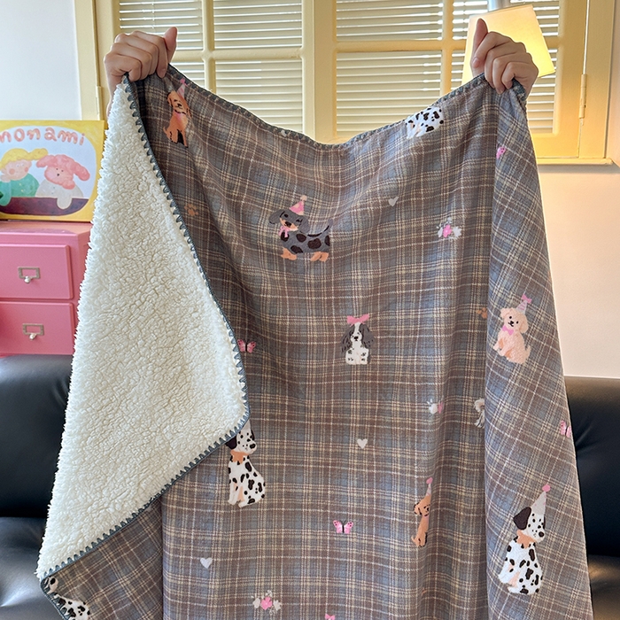 91家纺网 家纺一手货源 找家纺 小叮当家纺仓储工厂店 买家秀 爆款花型2025新款英伦风高克重羊羔绒牛奶绒贝壳边毯子外贸毯子 灰格萌犬