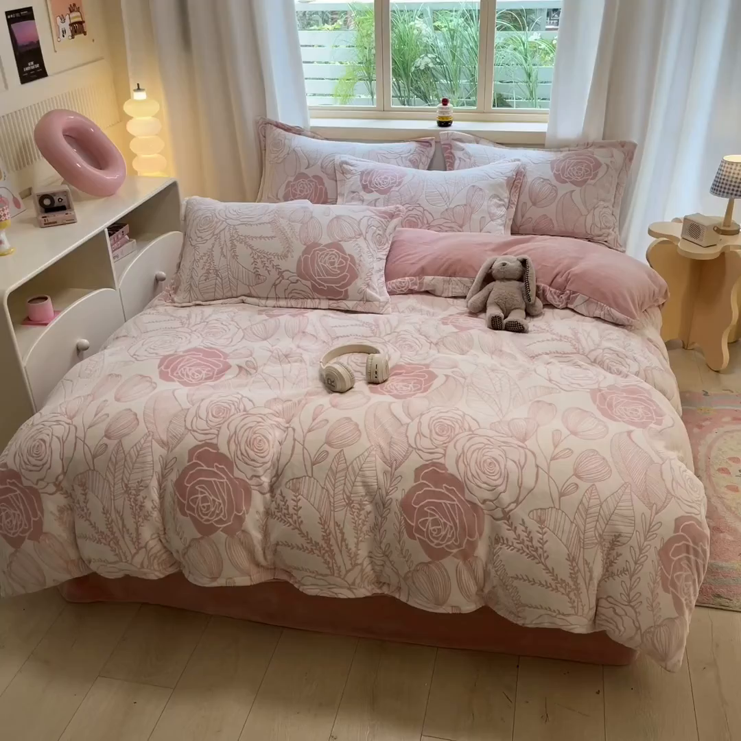 91家纺网 家纺一手货源 找家纺 名兮家居 2025新款高克重加厚雕花绒枕套 朵美-粉