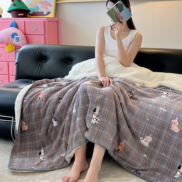 91家纺网 家纺一手货源 找家纺 小叮当家纺仓储工厂店 买家秀 爆款花型2025新款英伦风高克重羊羔绒牛奶绒贝壳边毯子外贸毯子 灰格萌犬