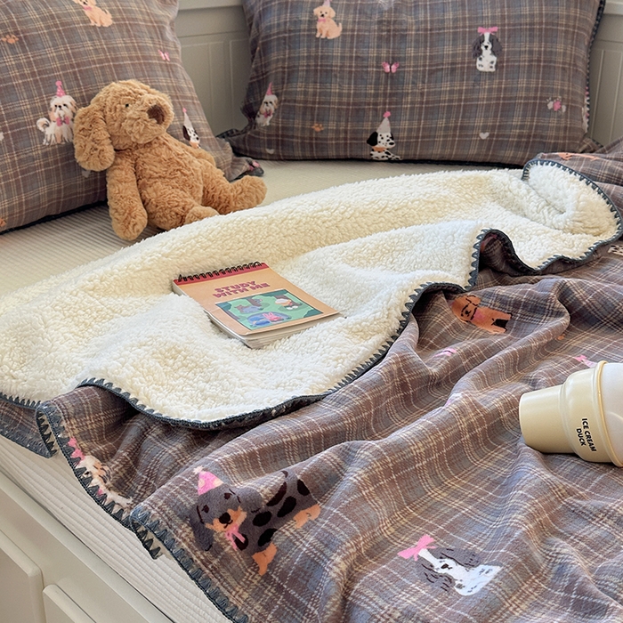 91家纺网 家纺一手货源 找家纺 小叮当家纺仓储工厂店 买家秀 爆款花型2025新款英伦风高克重羊羔绒牛奶绒贝壳边毯子外贸毯子 灰格萌犬