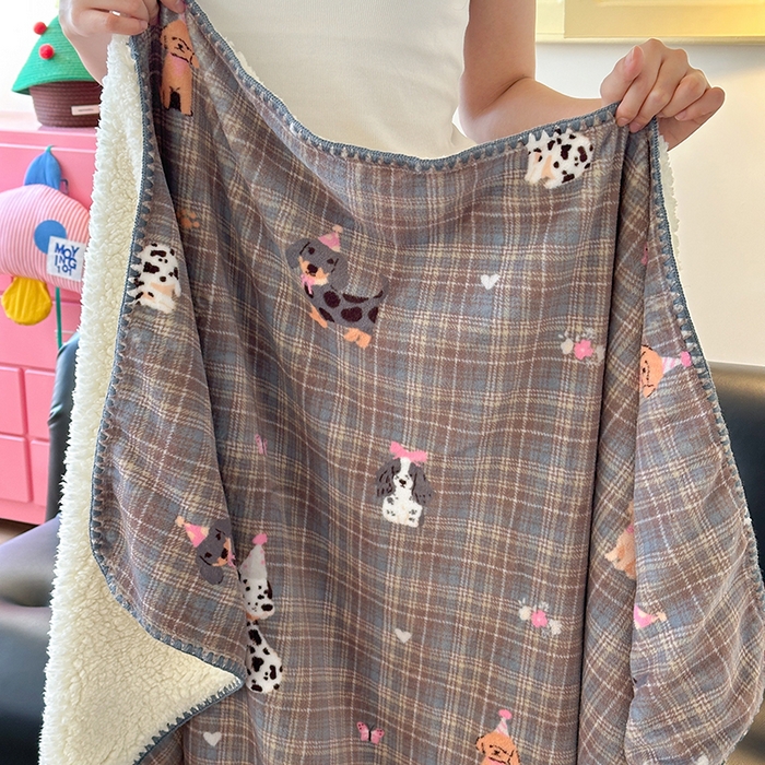 91家纺网 家纺一手货源 找家纺 小叮当家纺仓储工厂店 买家秀 爆款花型2025新款英伦风高克重羊羔绒牛奶绒贝壳边毯子外贸毯子 灰格萌犬