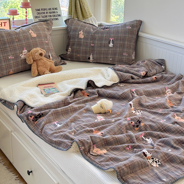 91家纺网 家纺一手货源 找家纺 小叮当家纺仓储工厂店 买家秀 爆款花型2025新款英伦风高克重羊羔绒牛奶绒贝壳边毯子外贸毯子 灰格萌犬