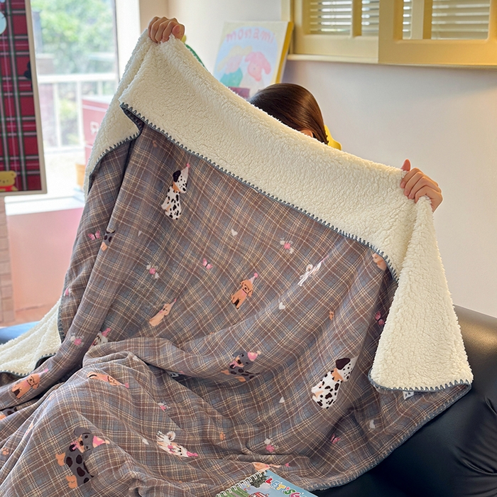 91家纺网 家纺一手货源 找家纺 小叮当家纺仓储工厂店 买家秀 爆款花型2025新款英伦风高克重羊羔绒牛奶绒贝壳边毯子外贸毯子 灰格萌犬