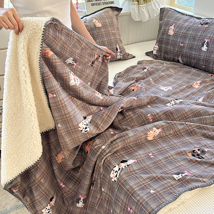 91家纺网 家纺一手货源 找家纺 小叮当家纺仓储工厂店 买家秀 爆款花型2025新款英伦风高克重羊羔绒牛奶绒贝壳边毯子外贸毯子 灰格萌犬