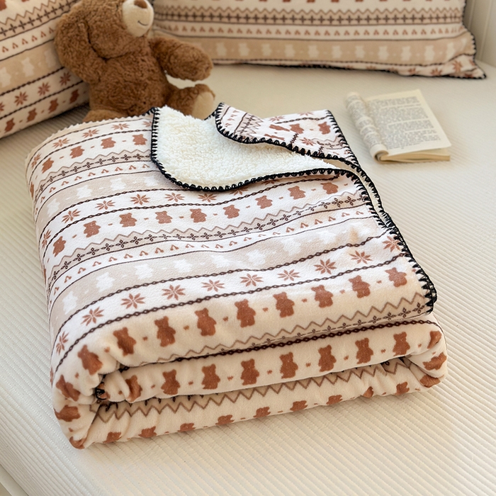 小叮当家纺仓储工厂店 买家秀 爆款花型2025新款英伦风高克重羊羔绒牛奶绒贝壳边毯子外贸毯子 米咖熊韵