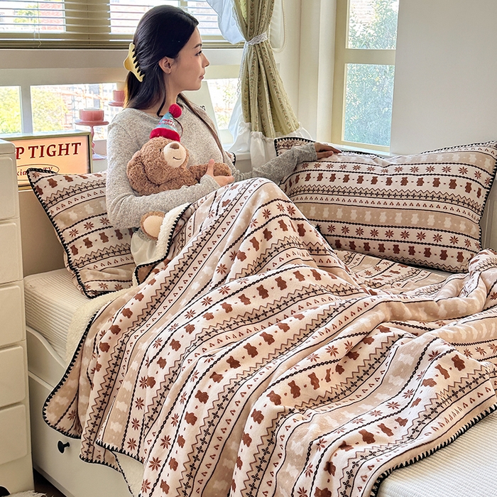 91家纺网 家纺一手货源 找家纺 小叮当家纺仓储工厂店 买家秀 爆款花型2025新款英伦风高克重羊羔绒牛奶绒贝壳边毯子外贸毯子 米咖熊韵