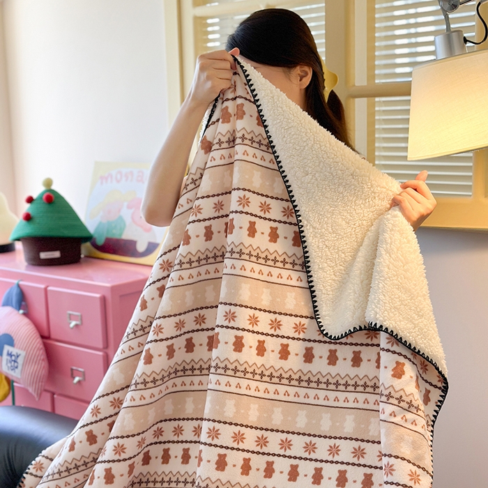 91家纺网 家纺一手货源 找家纺 小叮当家纺仓储工厂店 买家秀 爆款花型2025新款英伦风高克重羊羔绒牛奶绒贝壳边毯子外贸毯子 米咖熊韵