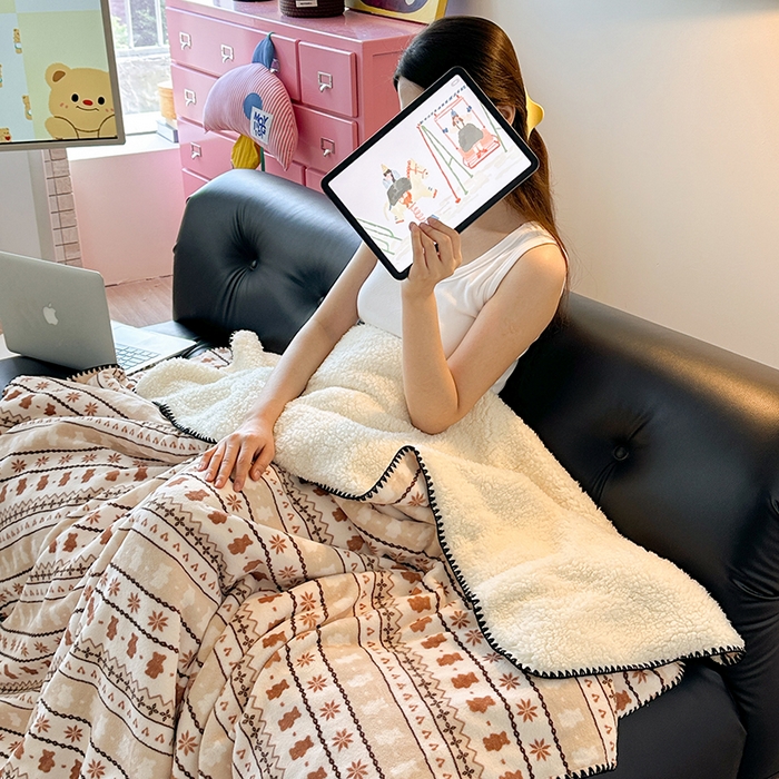 91家纺网 家纺一手货源 找家纺 小叮当家纺仓储工厂店 买家秀 爆款花型2025新款英伦风高克重羊羔绒牛奶绒贝壳边毯子外贸毯子 米咖熊韵