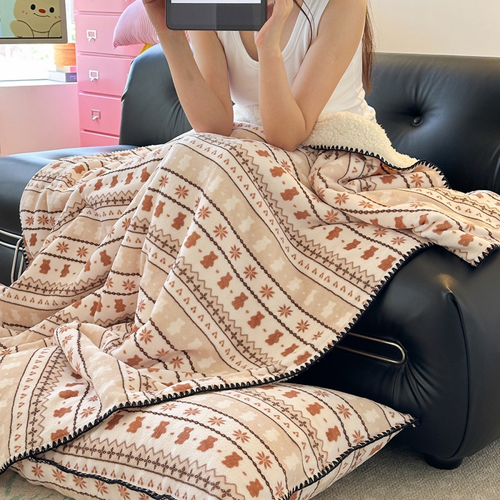 91家纺网 家纺一手货源 找家纺 小叮当家纺仓储工厂店 买家秀 爆款花型2025新款英伦风高克重羊羔绒牛奶绒贝壳边毯子外贸毯子 米咖熊韵