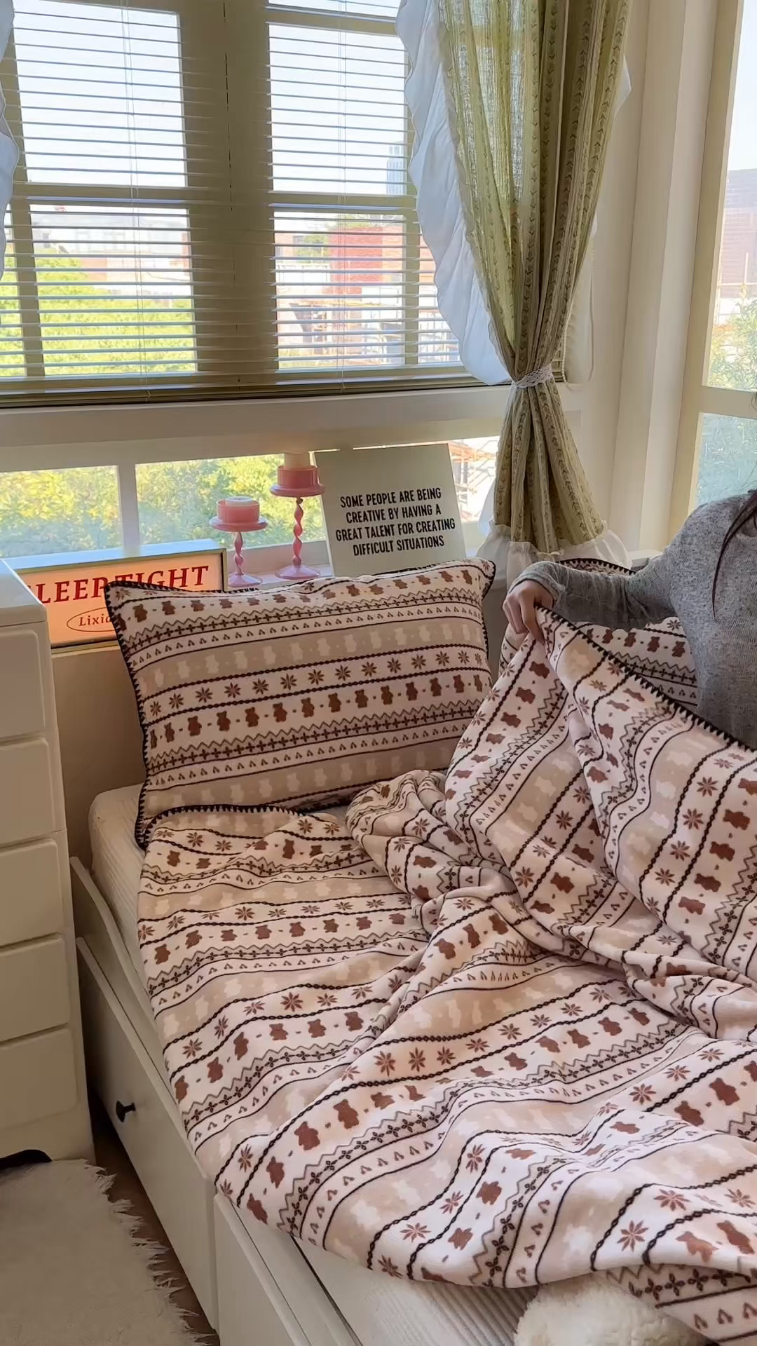 91家纺网 家纺一手货源 找家纺 小叮当家纺仓储工厂店 买家秀 爆款花型2025新款英伦风高克重羊羔绒牛奶绒贝壳边毯子外贸毯子 米咖熊韵