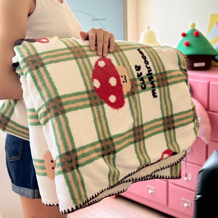 91家纺网 家纺一手货源 找家纺 小叮当家纺仓储工厂店 买家秀 爆款花型2025新款英伦风高克重羊羔绒牛奶绒贝壳边毯子外贸毯子 蘑趣猫影