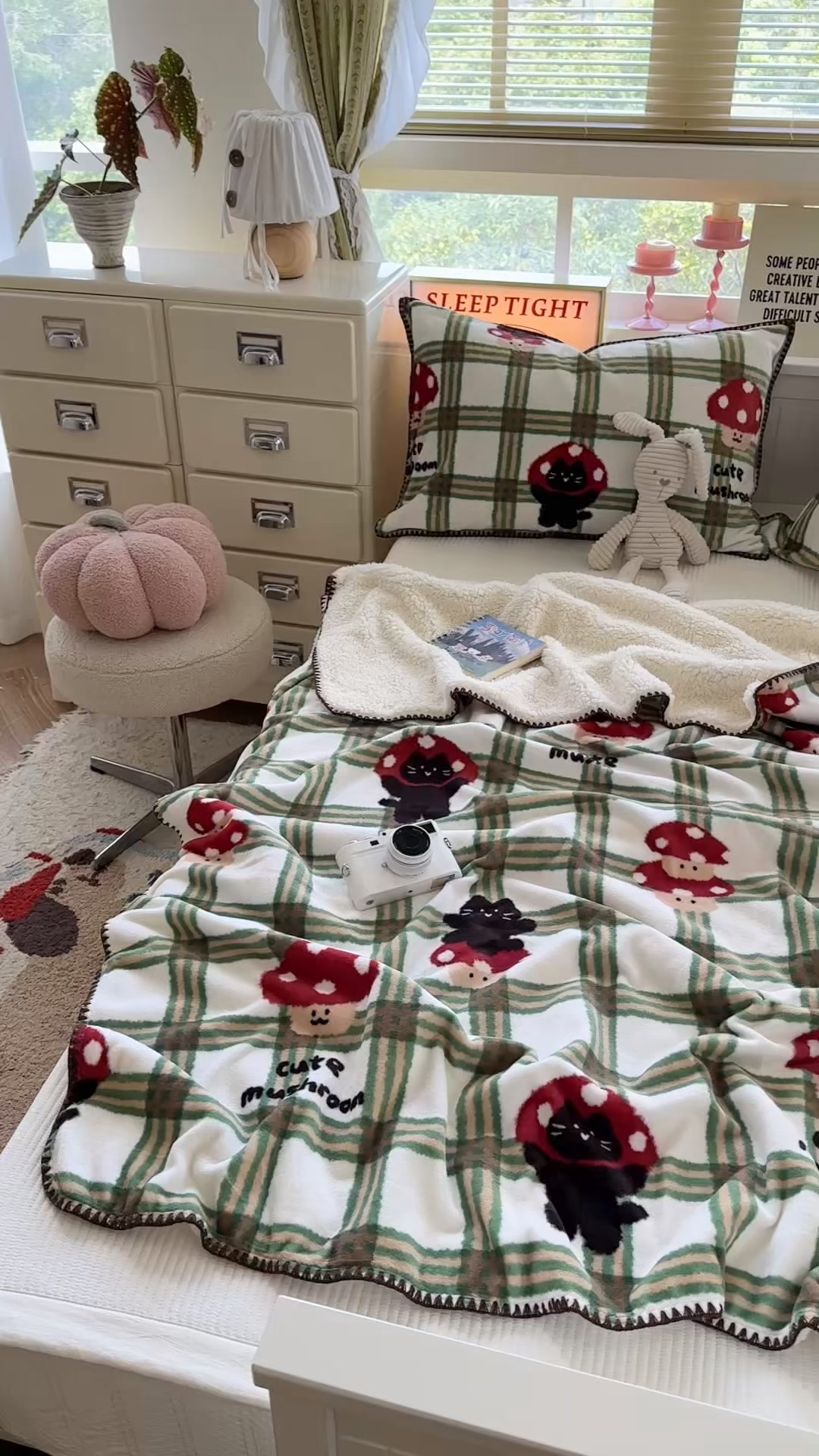 91家纺网 家纺一手货源 找家纺 小叮当家纺仓储工厂店 买家秀 爆款花型2025新款英伦风高克重羊羔绒牛奶绒贝壳边毯子外贸毯子 蘑趣猫影