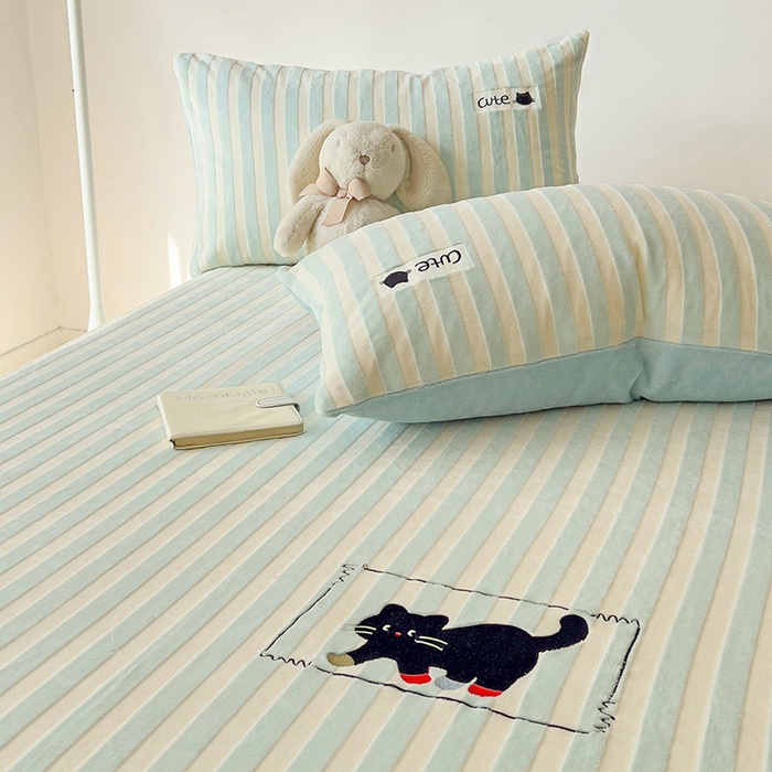 91家纺网 家纺一手货源 找家纺 小叮当家纺仓储工厂店 买家秀 爆款花型2025新款小清新绣花牛奶绒经典条纹系列单品床单床笠床单床笠单件 床单-蓝条小猫