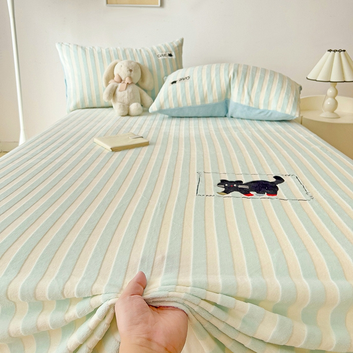 91家纺网 家纺一手货源 找家纺 小叮当家纺仓储工厂店 买家秀 爆款花型2025新款小清新绣花牛奶绒经典条纹系列单品床单床笠床单床笠单件 床单-蓝条小猫