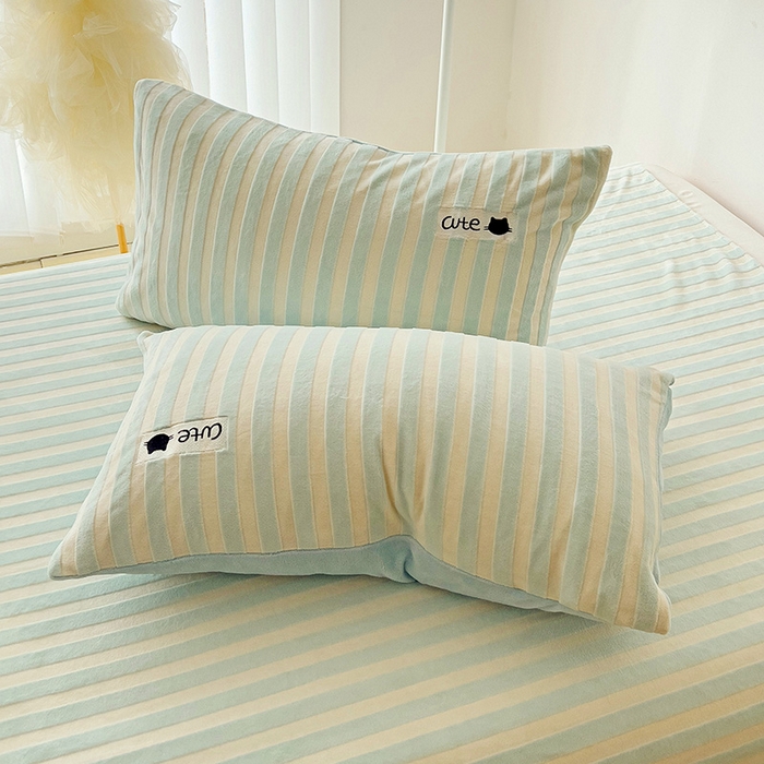 91家纺网 家纺一手货源 找家纺 小叮当家纺仓储工厂店 买家秀 爆款花型2025新款小清新绣花牛奶绒经典条纹系列单品床单床笠床单床笠单件 床单-蓝条小猫