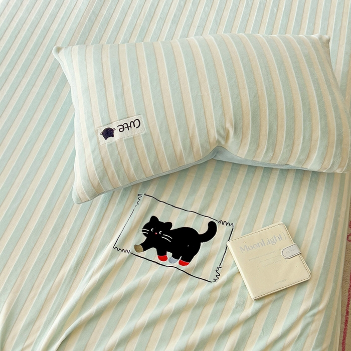 91家纺网 家纺一手货源 找家纺 小叮当家纺仓储工厂店 买家秀 爆款花型2025新款小清新绣花牛奶绒经典条纹系列单品床单床笠床单床笠单件 床单-蓝条小猫