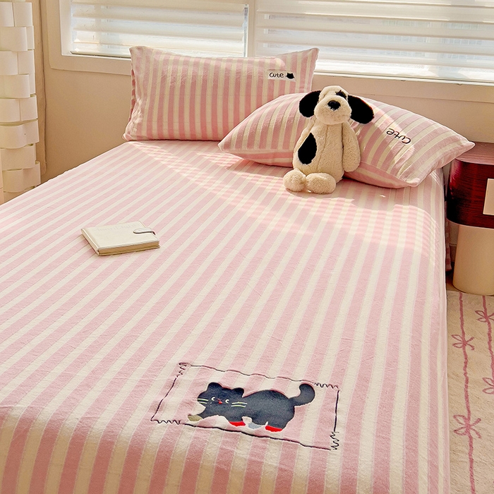 91家纺网 家纺一手货源 找家纺 小叮当家纺仓储工厂店 买家秀 爆款花型2025新款小清新绣花牛奶绒经典条纹系列单品床单床笠床单床笠单件 床单-粉条小猫