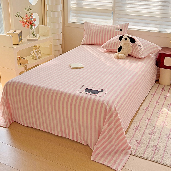 91家纺网 家纺一手货源 找家纺 小叮当家纺仓储工厂店 买家秀 爆款花型2025新款小清新绣花牛奶绒经典条纹系列单品床单床笠床单床笠单件 床单-粉条小猫