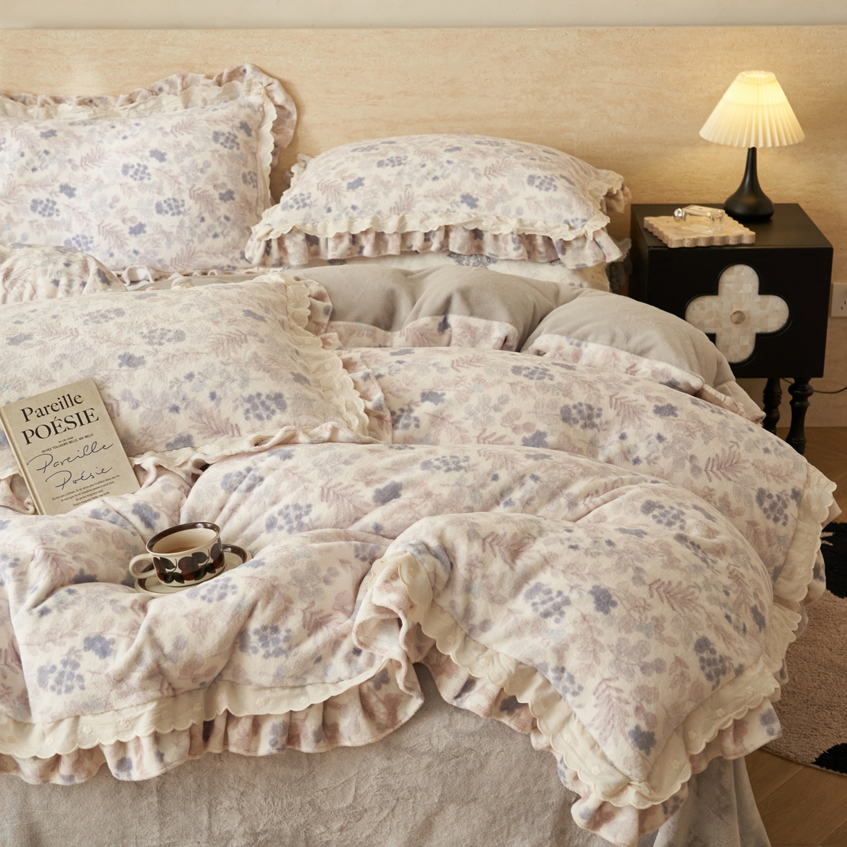 91家纺网 家纺一手货源 找家纺 晨曦家纺 2025新款加绒加厚230克少女风双层花边牛奶绒印花四件套 紫蔓