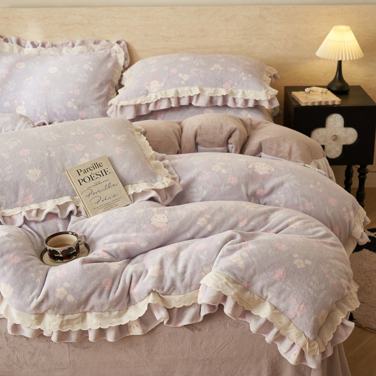 91家纺网 家纺一手货源 找家纺 晨曦家纺 2025新款加绒加厚230克少女风双层花边牛奶绒印花四件套 梦想花园