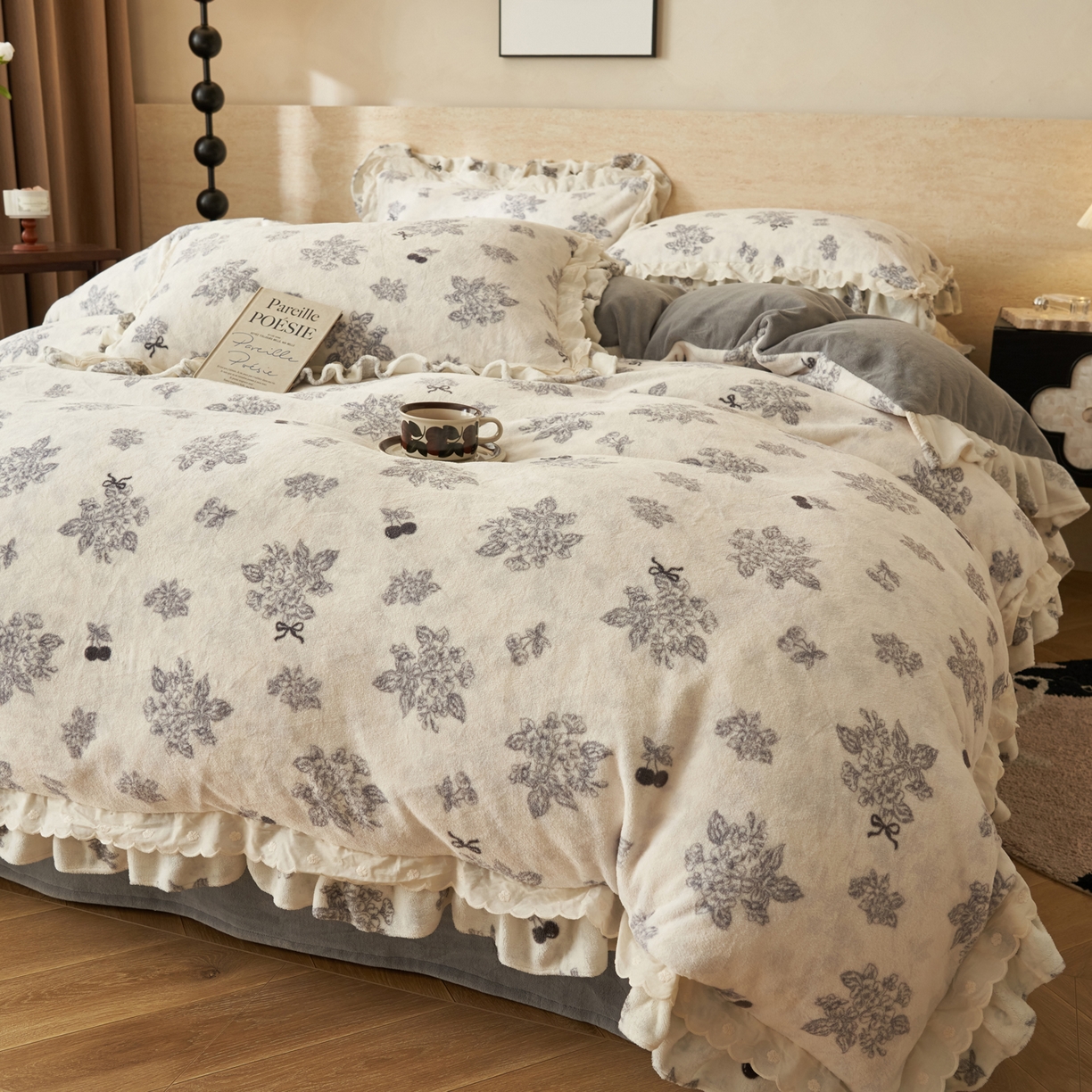 91家纺网 家纺一手货源 找家纺 晨曦家纺 2025新款加绒加厚230克少女风双层花边牛奶绒印花四件套 花妮