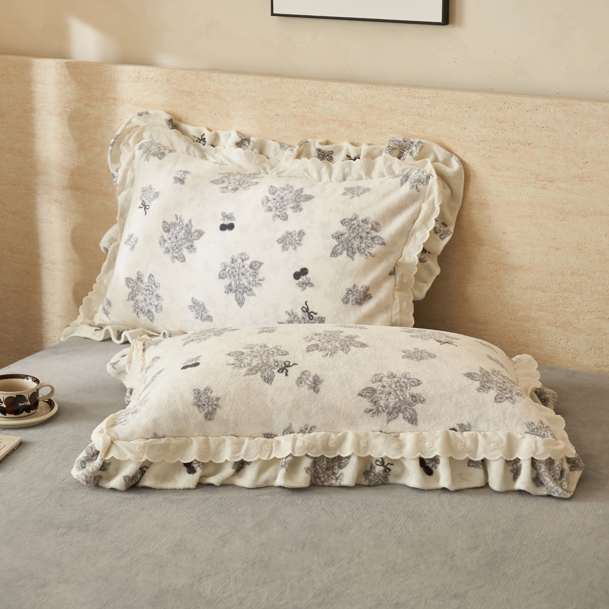 91家纺网 家纺一手货源 找家纺 晨曦家纺 2025新款加绒加厚230克少女风双层花边牛奶绒印花四件套 花妮