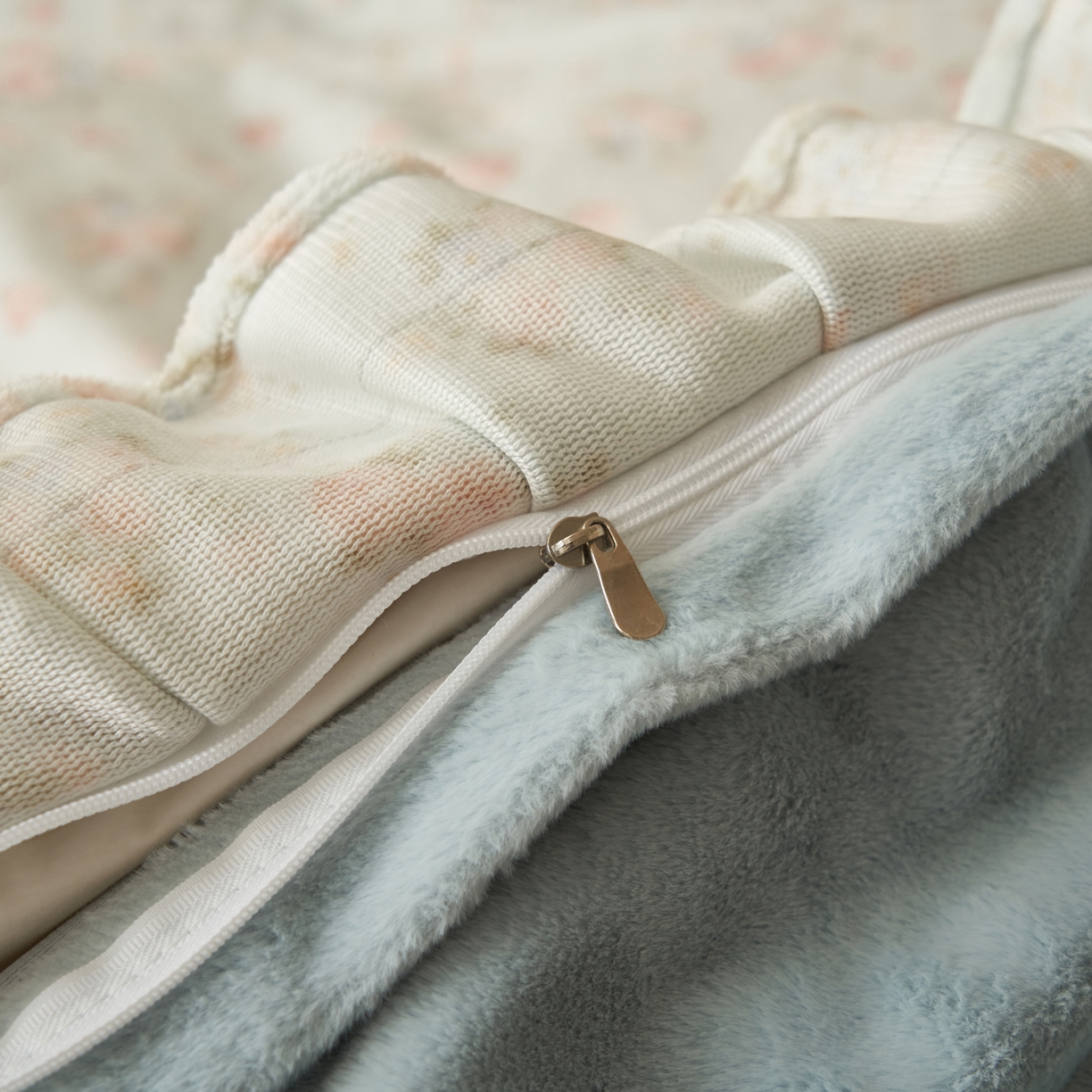 91家纺网 家纺一手货源 找家纺 晨曦家纺 2025新款加绒加厚230克少女风双层花边牛奶绒印花四件套 绒花瑶