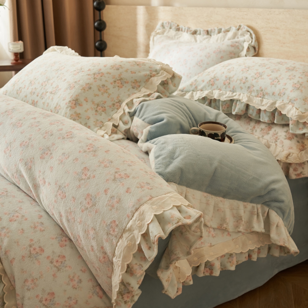 91家纺网 家纺一手货源 找家纺 晨曦家纺 2025新款加绒加厚230克少女风双层花边牛奶绒印花四件套 绒花瑶