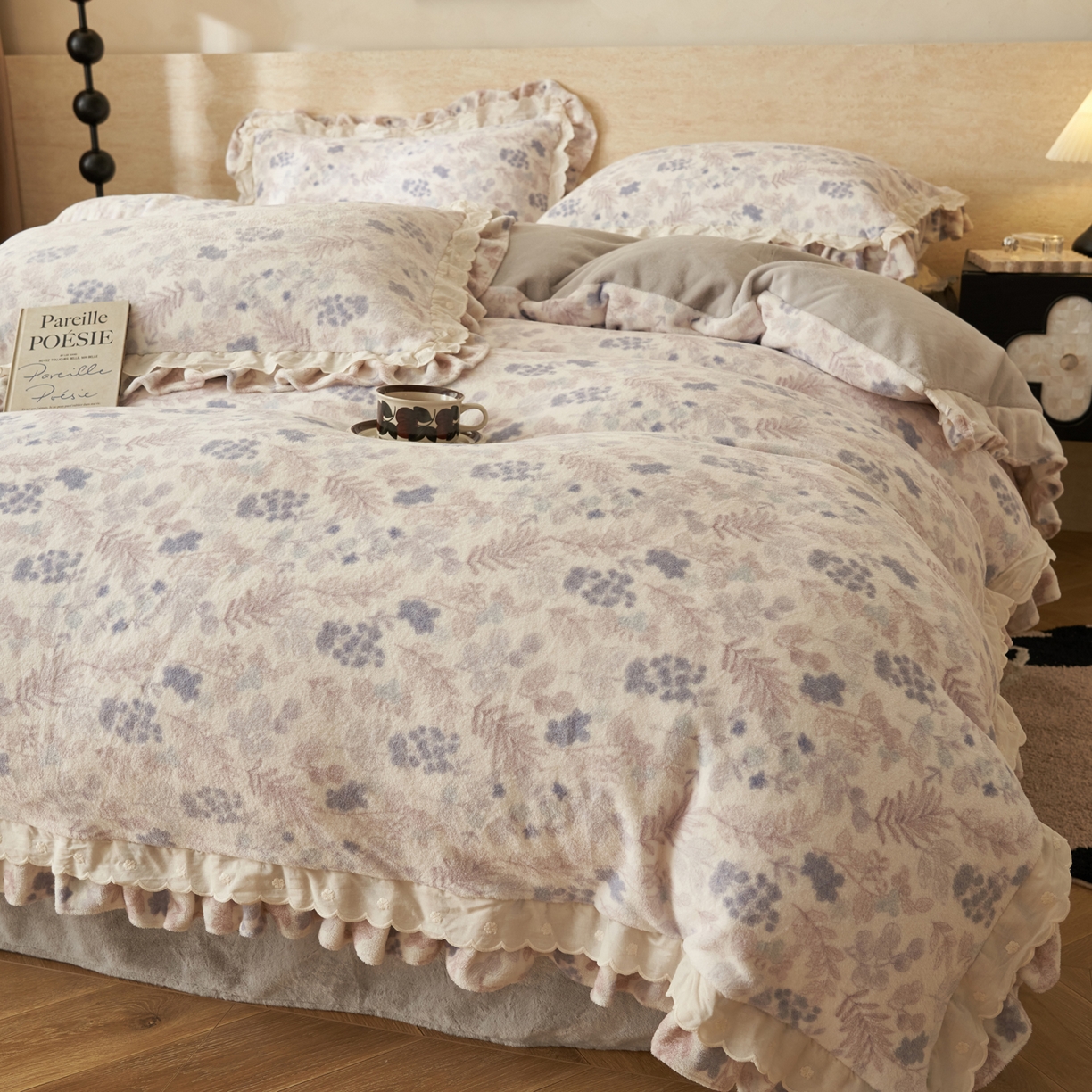 91家纺网 家纺一手货源 找家纺 晨曦家纺 2025新款加绒加厚230克少女风双层花边牛奶绒印花四件套 紫蔓