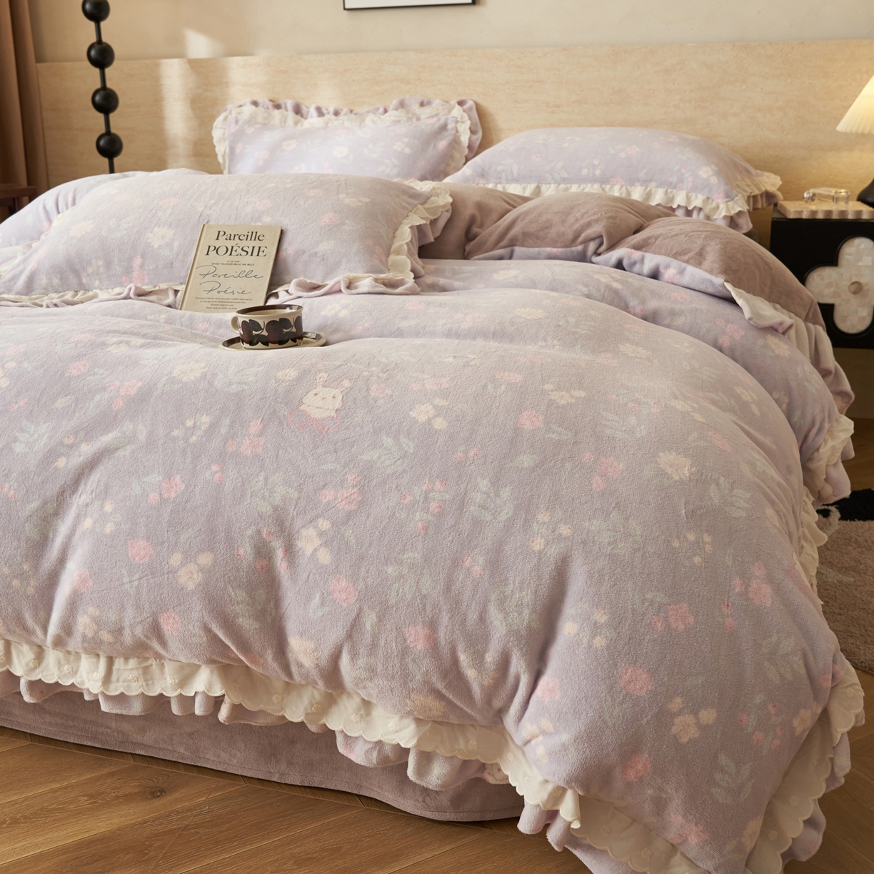 91家纺网 家纺一手货源 找家纺 晨曦家纺 2025新款加绒加厚230克少女风双层花边牛奶绒印花四件套 梦想花园