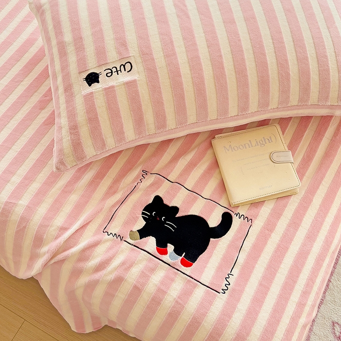 91家纺网 家纺一手货源 找家纺 小叮当家纺仓储工厂店 买家秀 爆款花型2025新款小清新绣花牛奶绒经典条纹系列单品床单床笠床单床笠单件 床单-粉条小猫