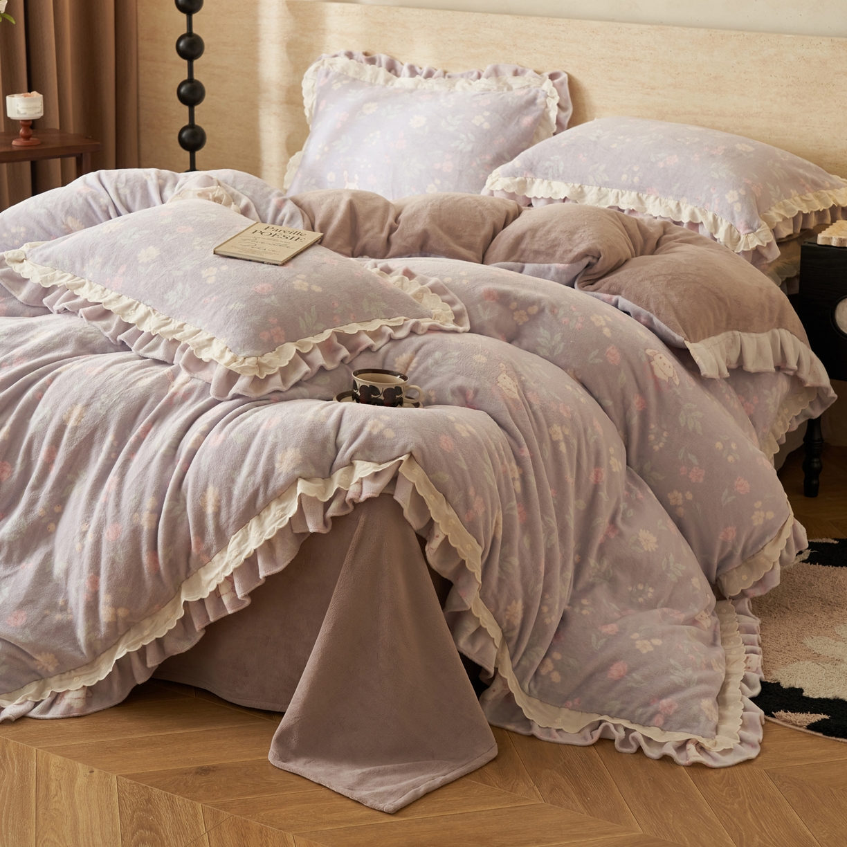 91家纺网 家纺一手货源 找家纺 晨曦家纺 2025新款加绒加厚230克少女风双层花边牛奶绒印花四件套 梦想花园