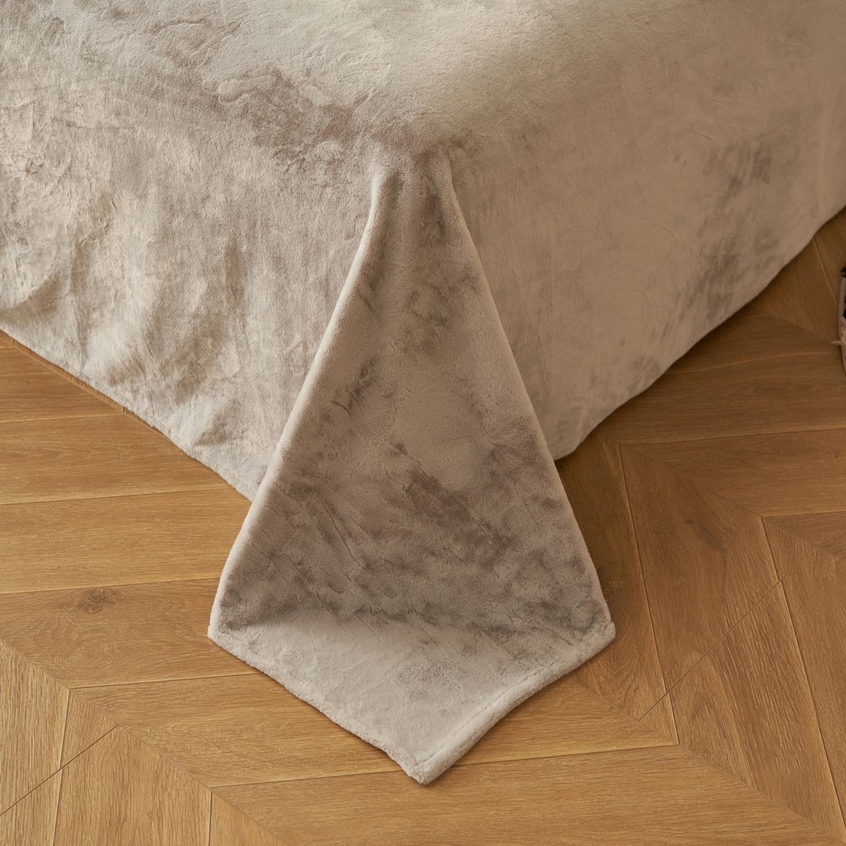 91家纺网 家纺一手货源 找家纺 晨曦家纺 2025新款加绒加厚230克少女风双层花边牛奶绒印花四件套 紫蔓