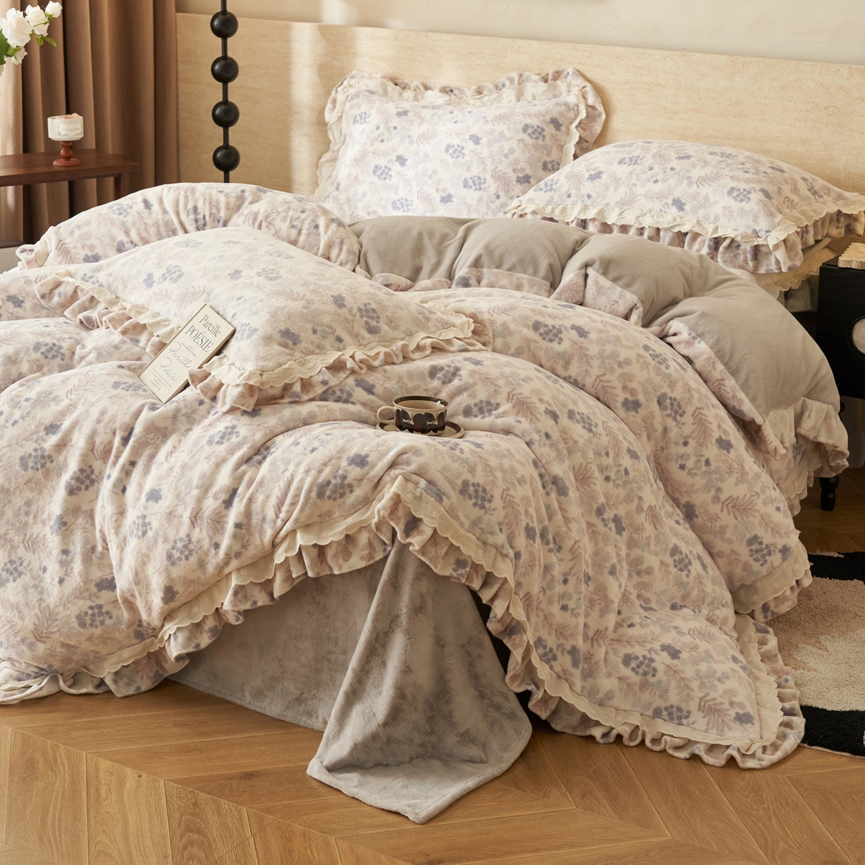 91家纺网 家纺一手货源 找家纺 晨曦家纺 2025新款加绒加厚230克少女风双层花边牛奶绒印花四件套 紫蔓