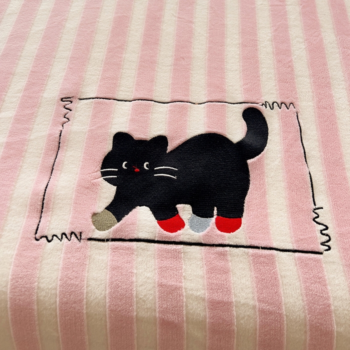 91家纺网 家纺一手货源 找家纺 小叮当家纺仓储工厂店 买家秀 爆款花型2025新款小清新绣花牛奶绒经典条纹系列单品床单床笠床单床笠单件 床单-粉条小猫