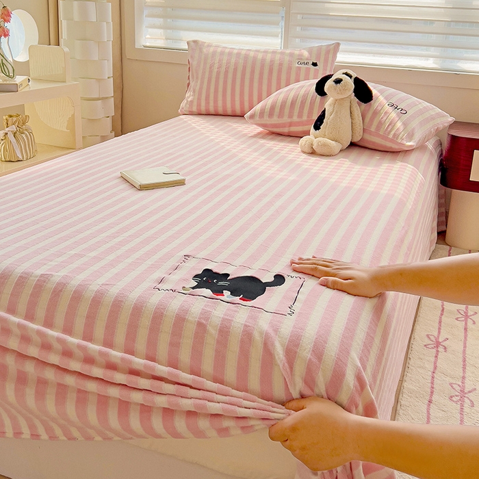 91家纺网 家纺一手货源 找家纺 小叮当家纺仓储工厂店 买家秀 爆款花型2025新款小清新绣花牛奶绒经典条纹系列单品床单床笠床单床笠单件 床单-粉条小猫