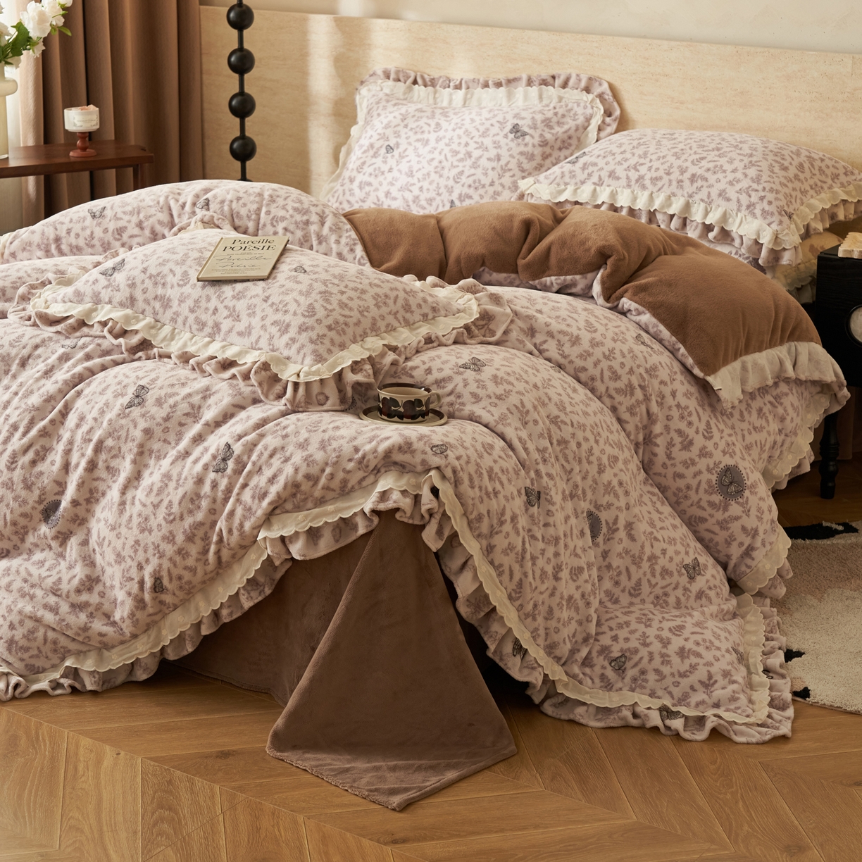 91家纺网 家纺一手货源 找家纺 晨曦家纺 2025新款加绒加厚230克少女风双层花边牛奶绒印花四件套 蝶梦