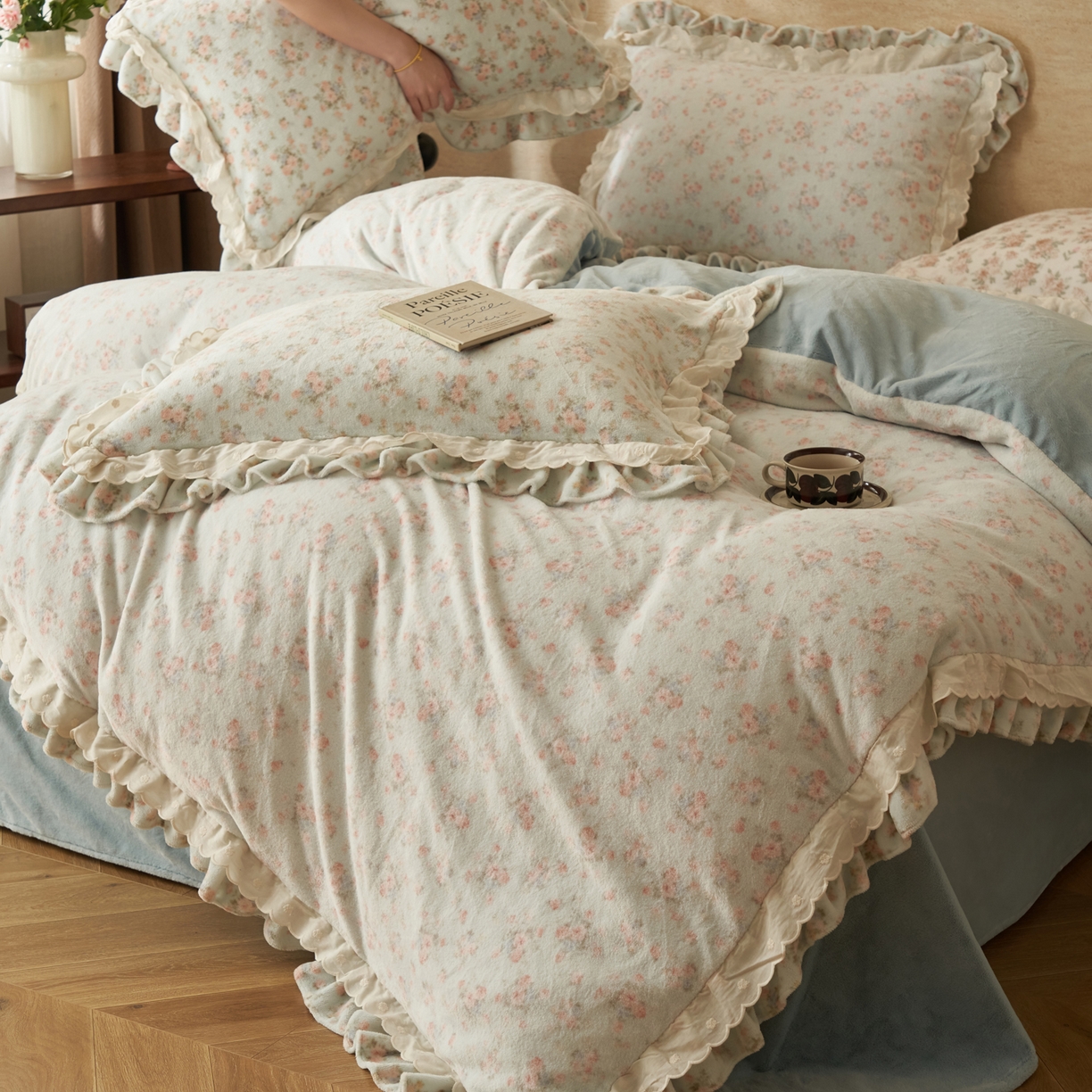 91家纺网 家纺一手货源 找家纺 晨曦家纺 2025新款加绒加厚230克少女风双层花边牛奶绒印花四件套 绒花瑶