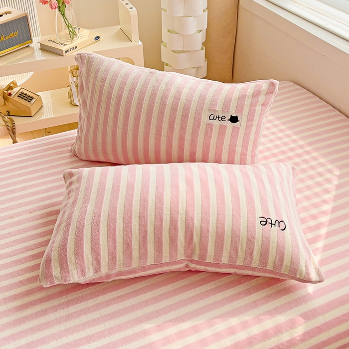 91家纺网 家纺一手货源 找家纺 小叮当家纺仓储工厂店 买家秀 爆款花型2025新款小清新绣花牛奶绒经典条纹系列单品床单床笠床单床笠单件 床单-粉条小猫