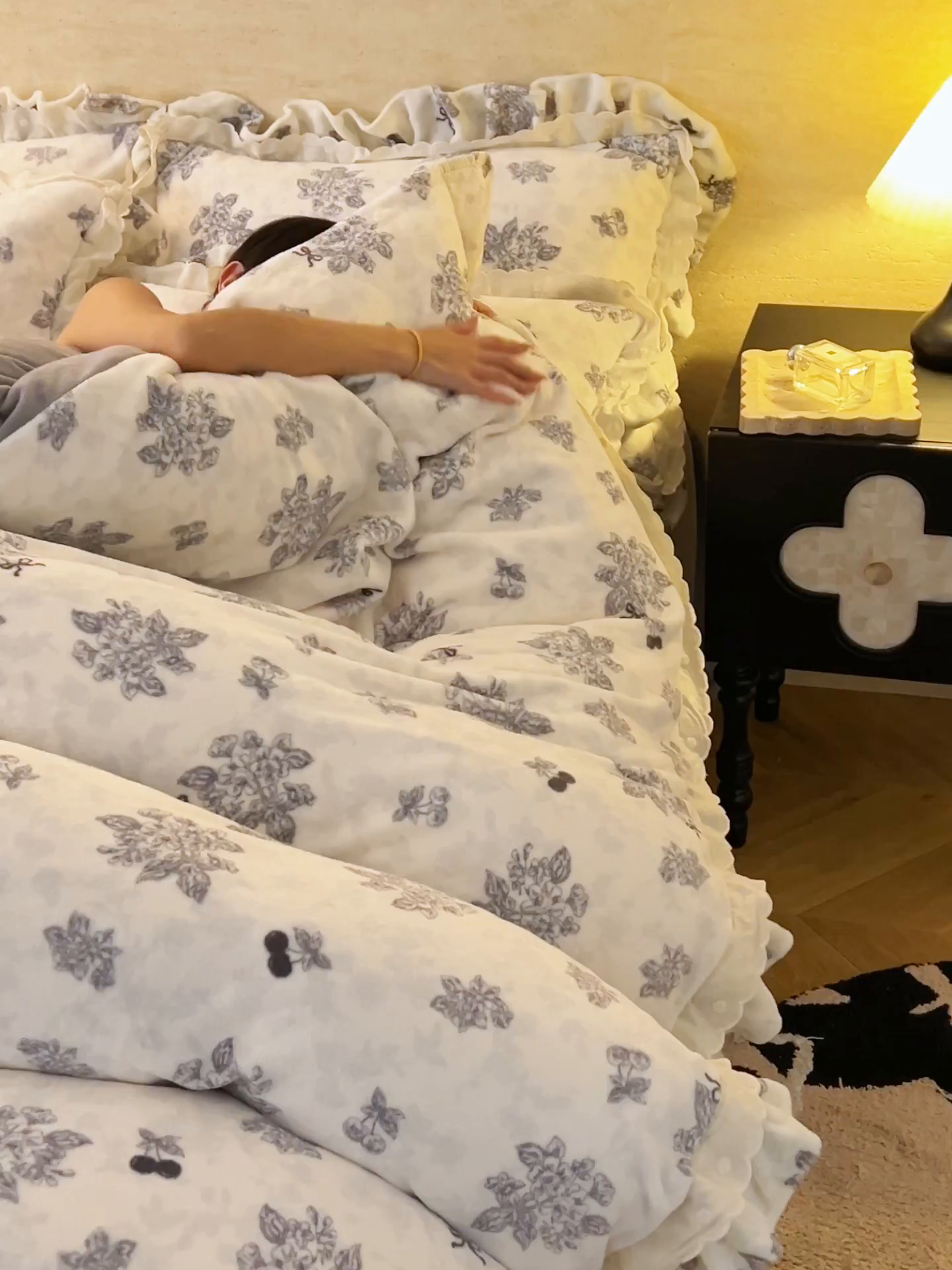 91家纺网 家纺一手货源 找家纺 晨曦家纺 2025新款加绒加厚230克少女风双层花边牛奶绒印花四件套 花妮