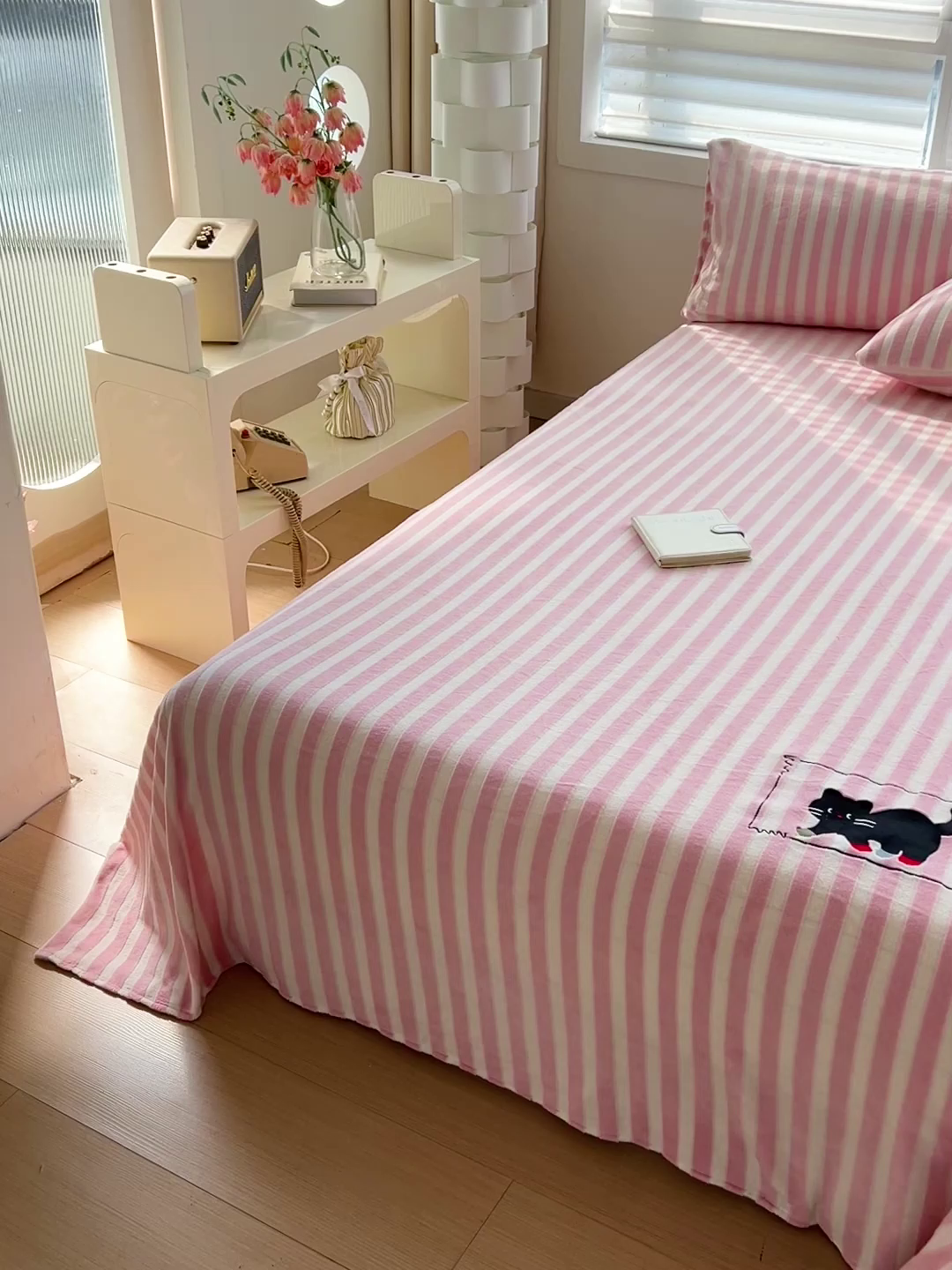 91家纺网 家纺一手货源 找家纺 小叮当家纺仓储工厂店 买家秀 爆款花型2025新款小清新绣花牛奶绒经典条纹系列单品床单床笠床单床笠单件 床单-粉条小猫