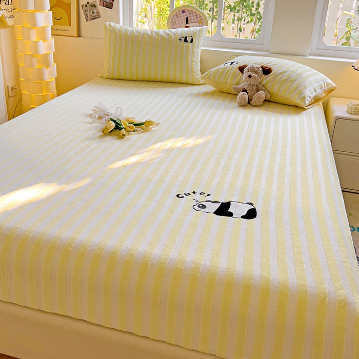 91家纺网 家纺一手货源 找家纺 小叮当家纺仓储工厂店 买家秀 爆款花型2025新款小清新绣花牛奶绒经典条纹系列单品床单床笠床单床笠单件 床单-黄条熊猫