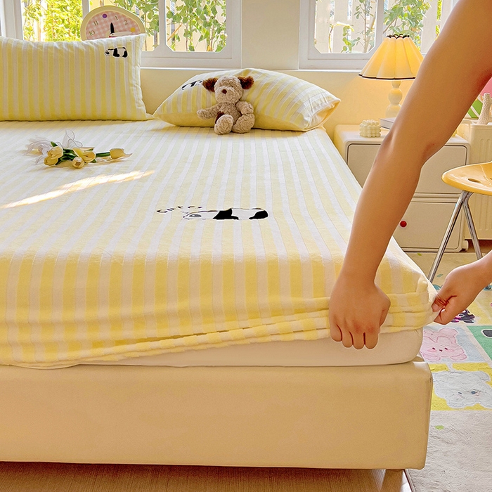 91家纺网 家纺一手货源 找家纺 小叮当家纺仓储工厂店 买家秀 爆款花型2025新款小清新绣花牛奶绒经典条纹系列单品床单床笠床单床笠单件 床单-黄条熊猫