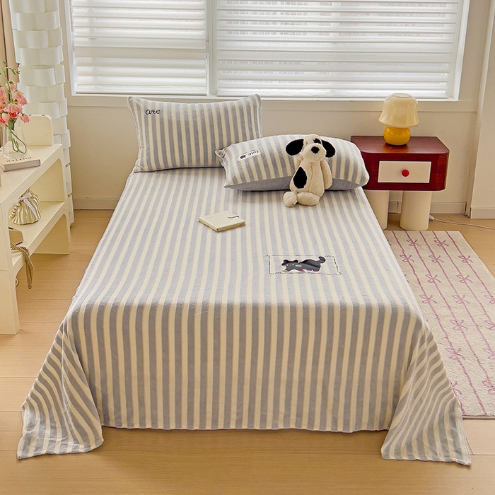 91家纺网 家纺一手货源 找家纺 小叮当家纺仓储工厂店 买家秀 爆款花型2025新款小清新绣花牛奶绒经典条纹系列单品床单床笠床单床笠单件 床单-灰条小猫