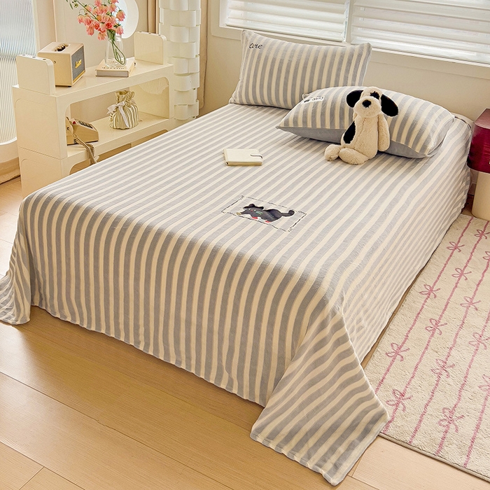 91家纺网 家纺一手货源 找家纺 小叮当家纺仓储工厂店 买家秀 爆款花型2025新款小清新绣花牛奶绒经典条纹系列单品床单床笠床单床笠单件 床单-灰条小猫