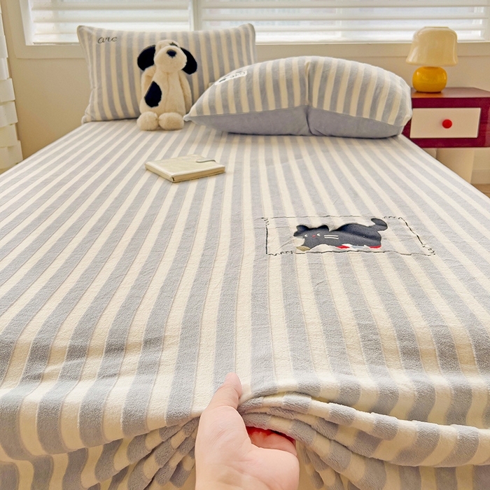 91家纺网 家纺一手货源 找家纺 小叮当家纺仓储工厂店 买家秀 爆款花型2025新款小清新绣花牛奶绒经典条纹系列单品床单床笠床单床笠单件 床单-灰条小猫