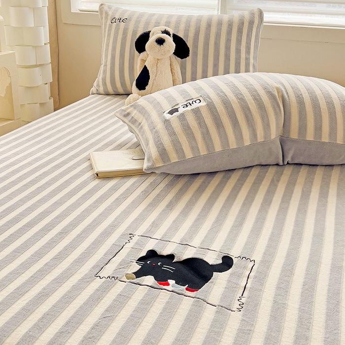 91家纺网 家纺一手货源 找家纺 小叮当家纺仓储工厂店 买家秀 爆款花型2025新款小清新绣花牛奶绒经典条纹系列单品床单床笠床单床笠单件 床单-灰条小猫