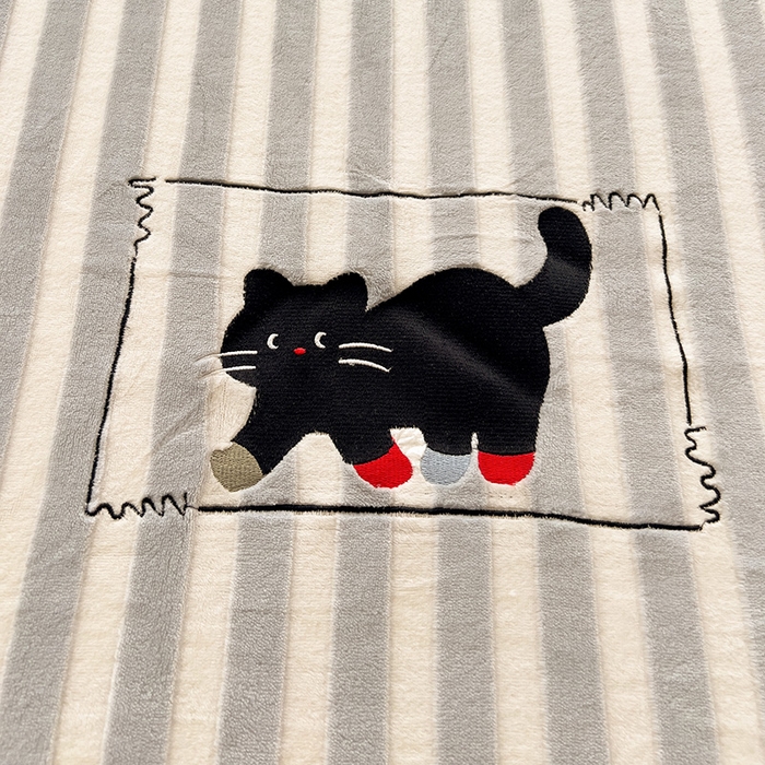 91家纺网 家纺一手货源 找家纺 小叮当家纺仓储工厂店 买家秀 爆款花型2025新款小清新绣花牛奶绒经典条纹系列单品床单床笠床单床笠单件 床单-灰条小猫