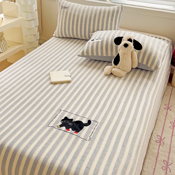 91家纺网 家纺一手货源 找家纺 小叮当家纺仓储工厂店 买家秀 爆款花型2025新款小清新绣花牛奶绒经典条纹系列单品床单床笠床单床笠单件 床单-灰条小猫